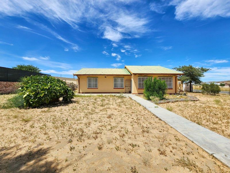 Uis:  3 Bedr Older home is for sale - Photo 2