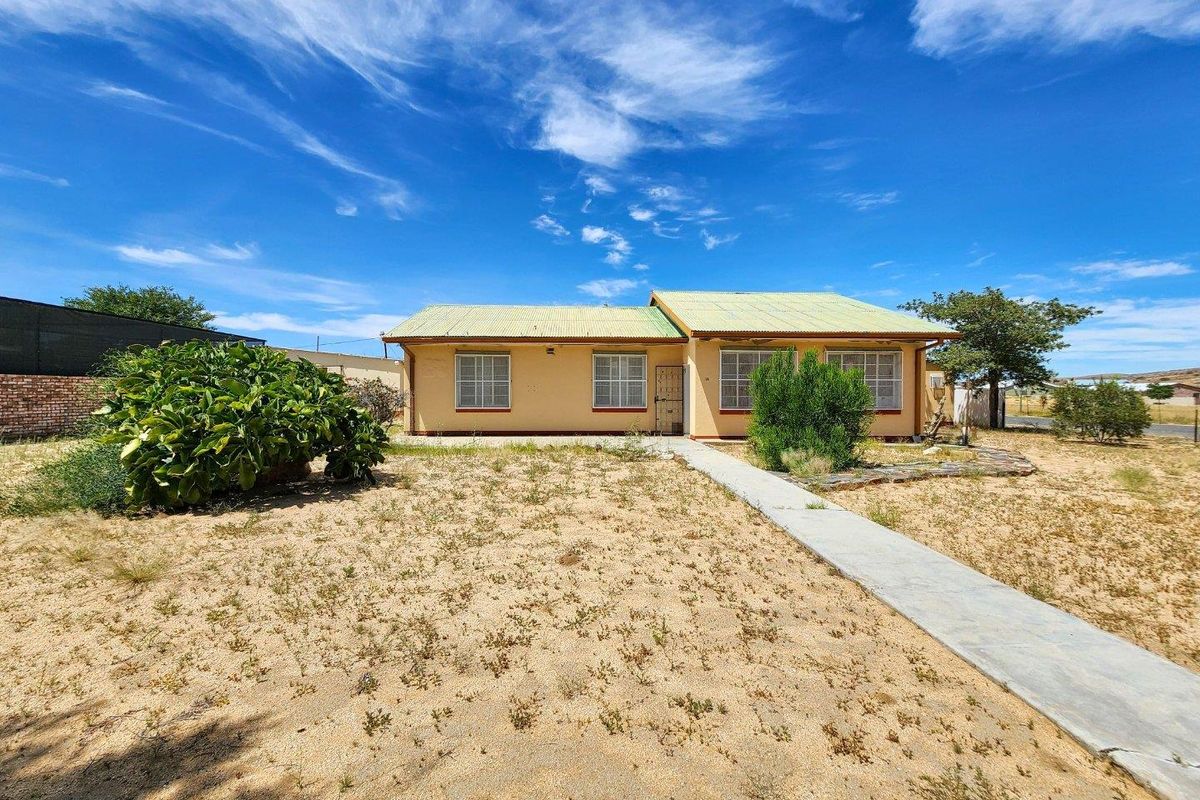 Uis:  3 Bedr Older home is for sale - Photo 2