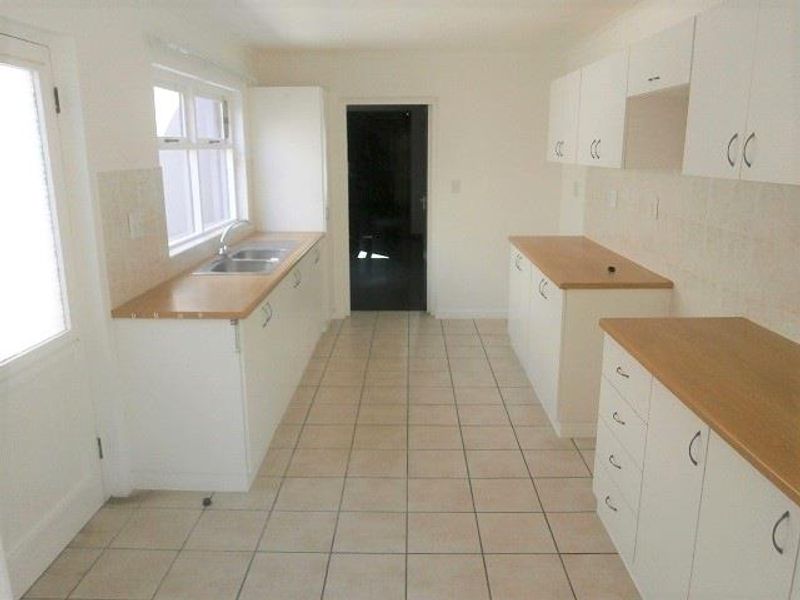 Adorable, spacious Living - Photo 3