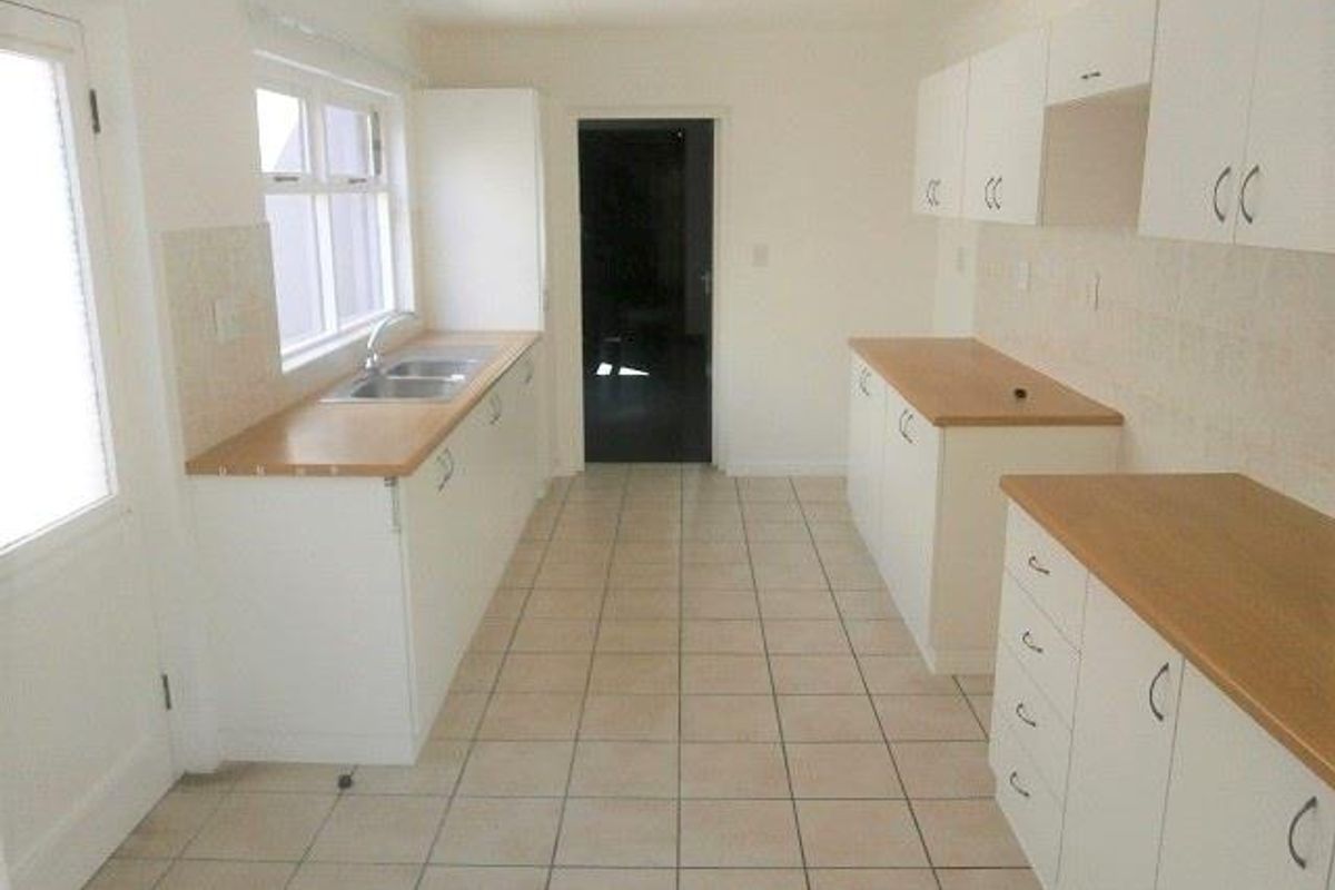 Adorable, spacious Living - Photo 3