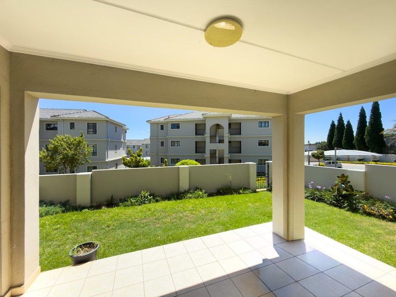 Stylish Ground Floor Living in Sought-After La Maison Royale - Photo 6