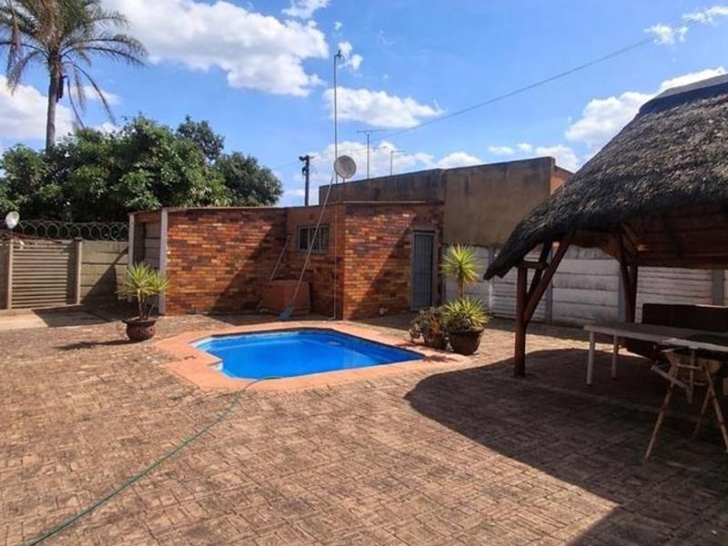 2 Bedroom With a Pool For Sale Vanderbijlpark CW2 - Photo 3