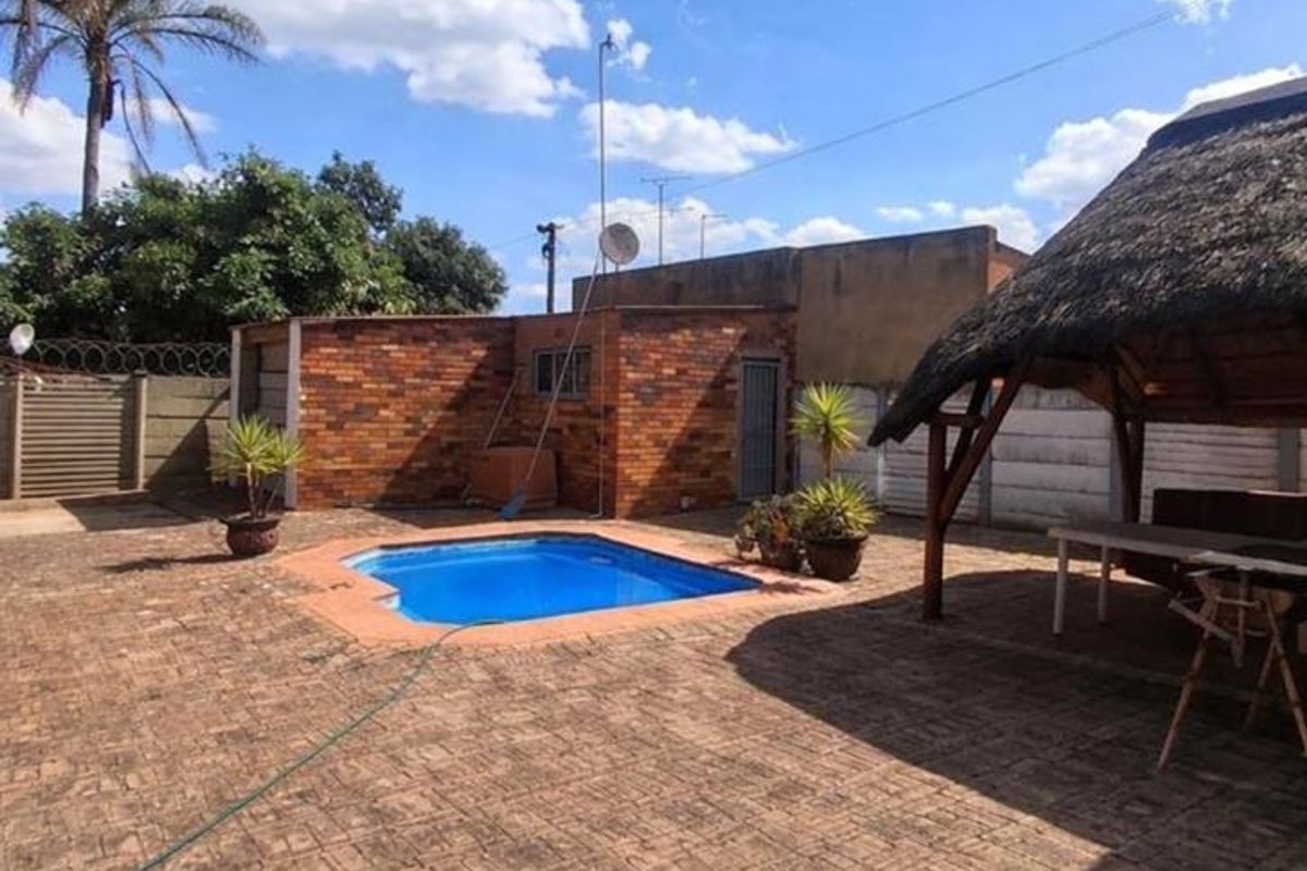 2 Bedroom With a Pool For Sale Vanderbijlpark CW2 - Photo 3