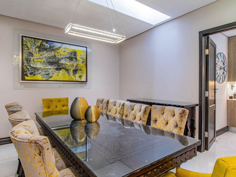 Entertain in Style: Luxurious 5-Bedroom Family Haven! - Photo 7