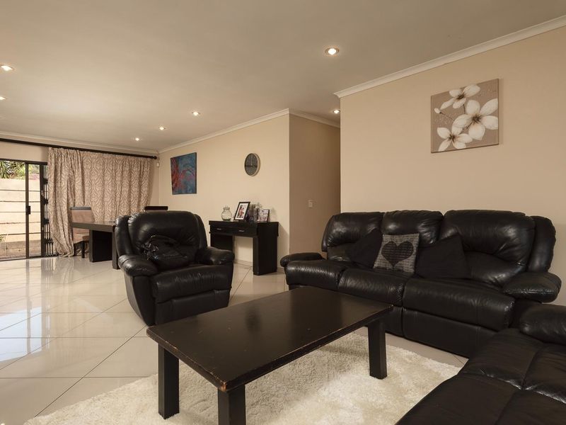 Modern Cluster in Raceview - Photo 4