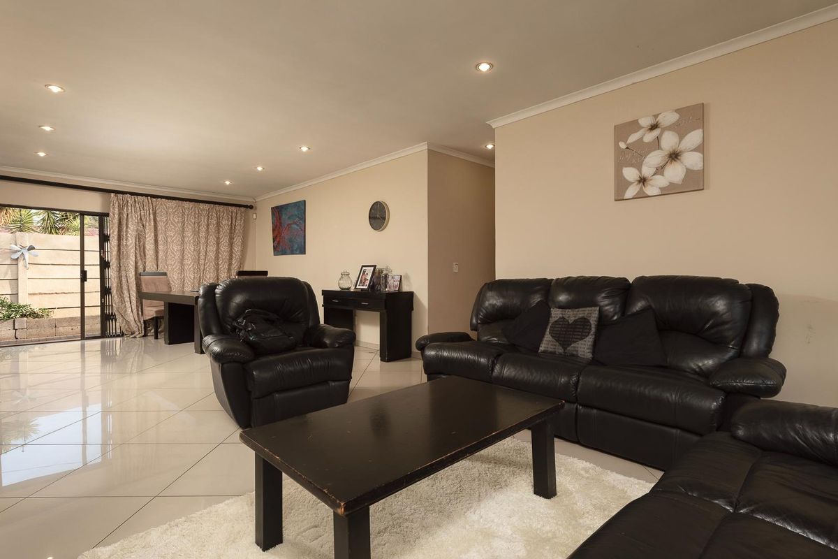 Modern Cluster in Raceview - Photo 4