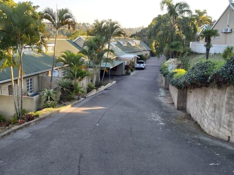 SENSATIONAL 3 BEDROOM TOWNHOUSE! - Photo 2