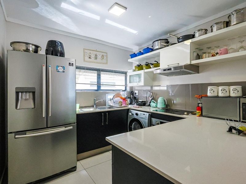 Spacious 2-Bedroom, 2-Bathroom Duplex in Equestria - Photo 10