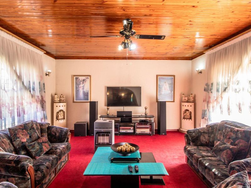 Beautiful Double storey facebrick 6 Bedroom Home - Photo 5