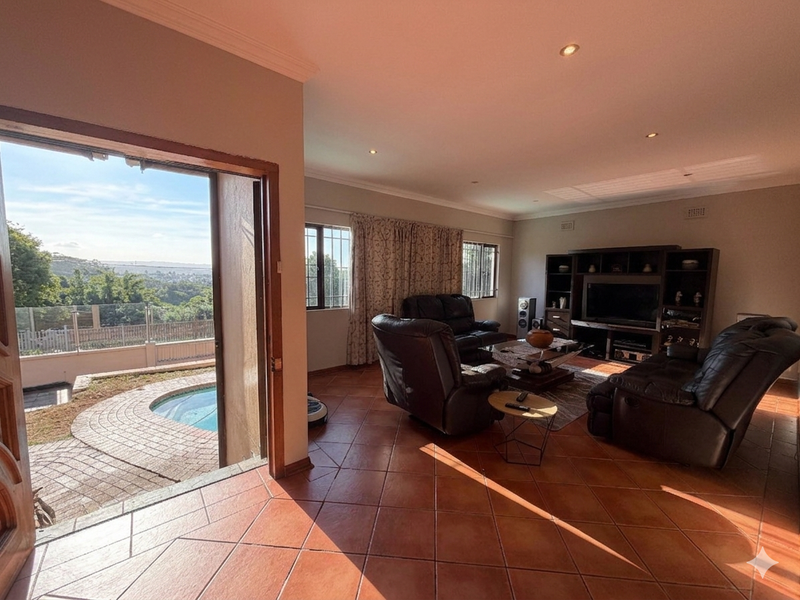 Hendra - Spacious Family Living with Income-Generating Cottage - Photo 4