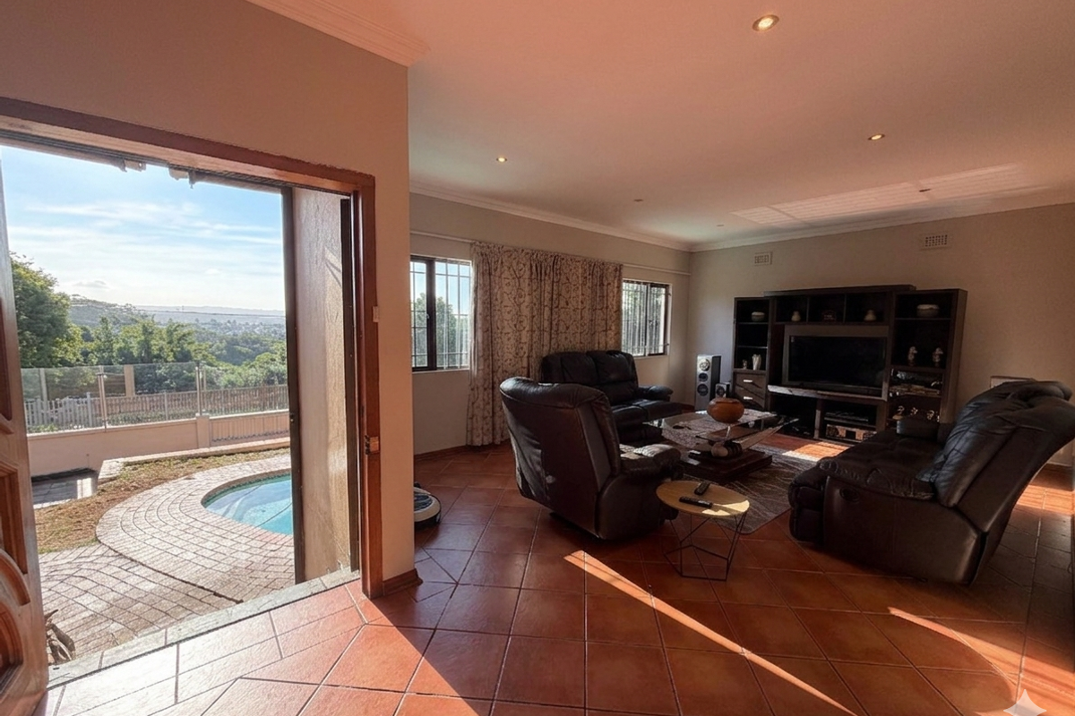 Hendra - Spacious Family Living with Income-Generating Cottage - Photo 4