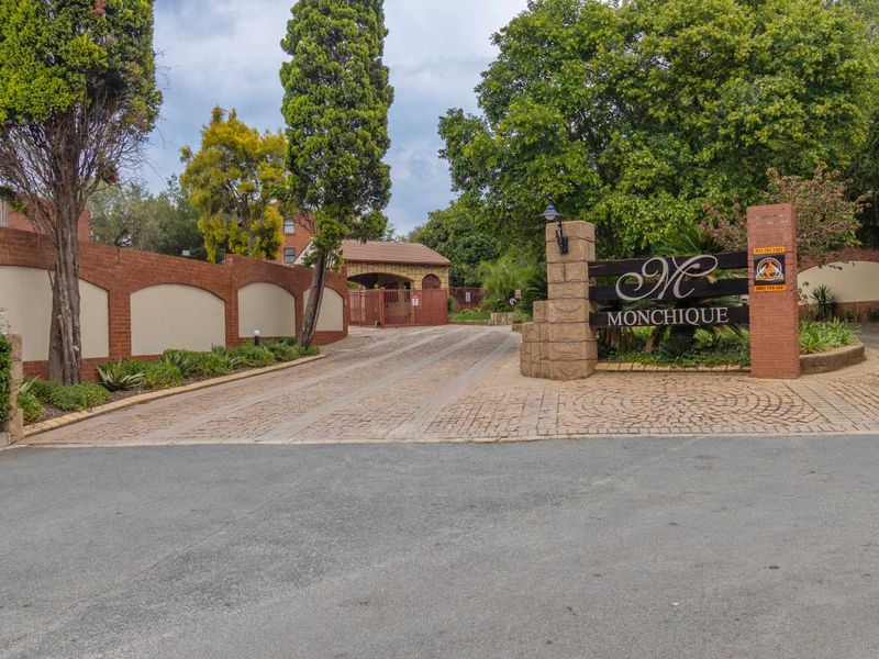 Cozy 3 Bedroom / Large Loft, 2 Bathroom Apartment - Photo 3