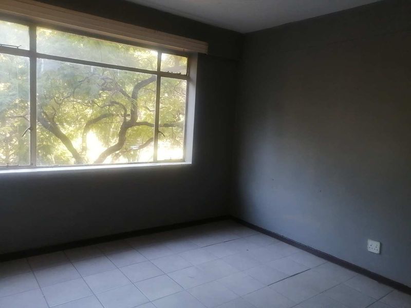ONE AND HALF BEDROOM FLAT IN PRETORIA CENTRAL : AVAILABLE IMMEDIATELY - Photo 4