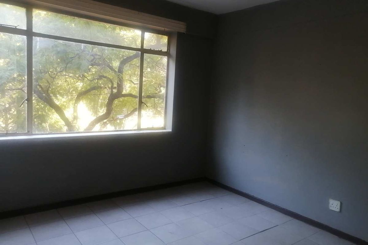 ONE AND HALF BEDROOM FLAT IN PRETORIA CENTRAL : AVAILABLE IMMEDIATELY - Photo 4