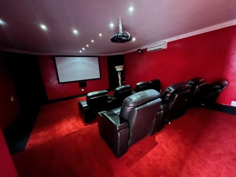 Large Semi-Double Storey Residential Dwelling - Photo 4