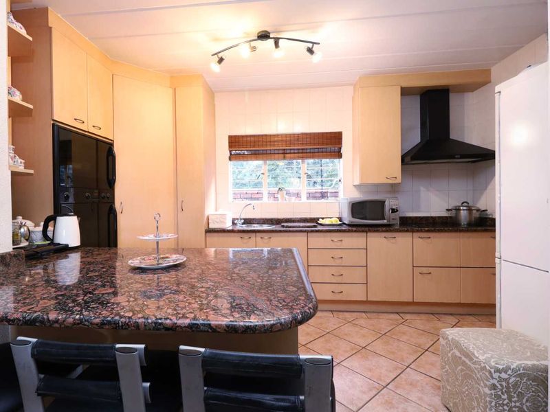 AN OASIS TO CALL HOME FOR THE LARGE FAMILY - Photo 8