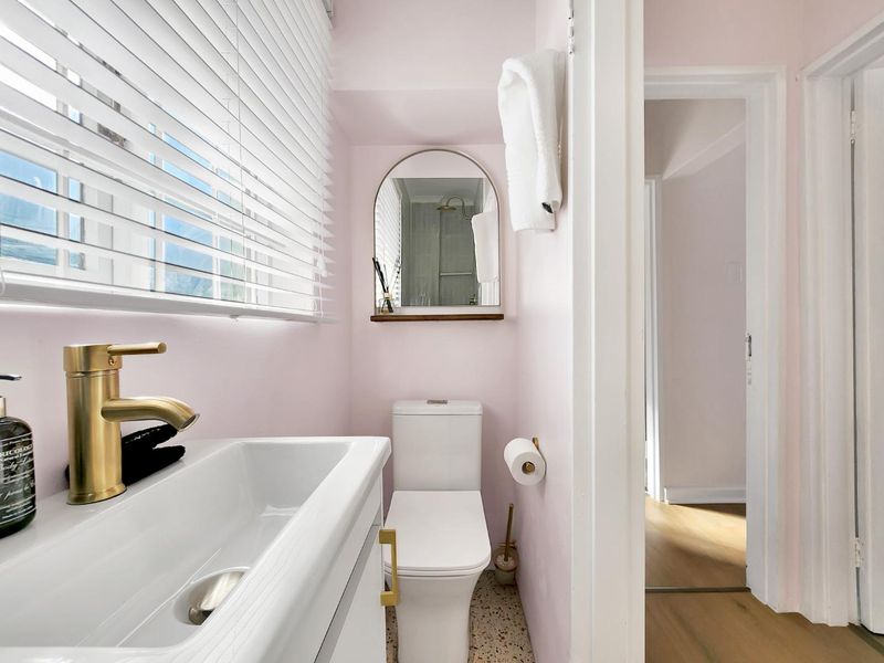 Fully Furnished Designer Apartment in the Heart of Hout Bay - Photo 9