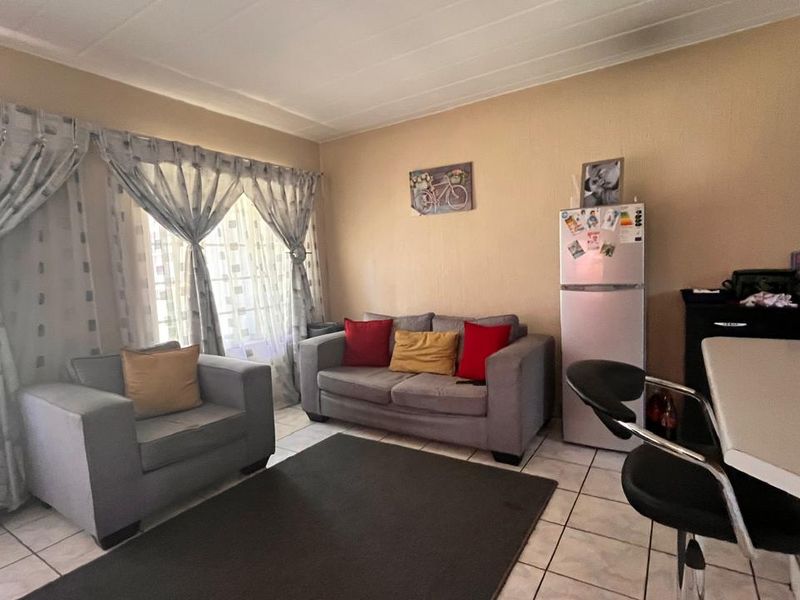 Investors and Small Families - Lovely GroundFloor Unit - Photo 6