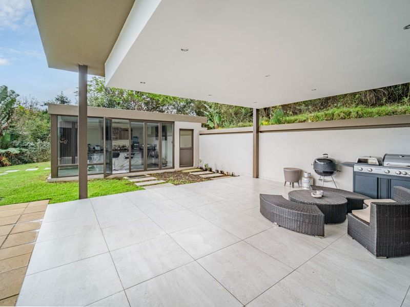 Modern Architectural Masterpiece with distant Seaviews - Photo 9