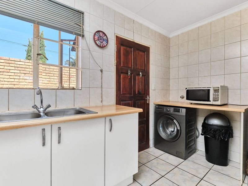 Secure, Pet-Friendly Townhouse with Wrap-Around Garden. - Photo 4