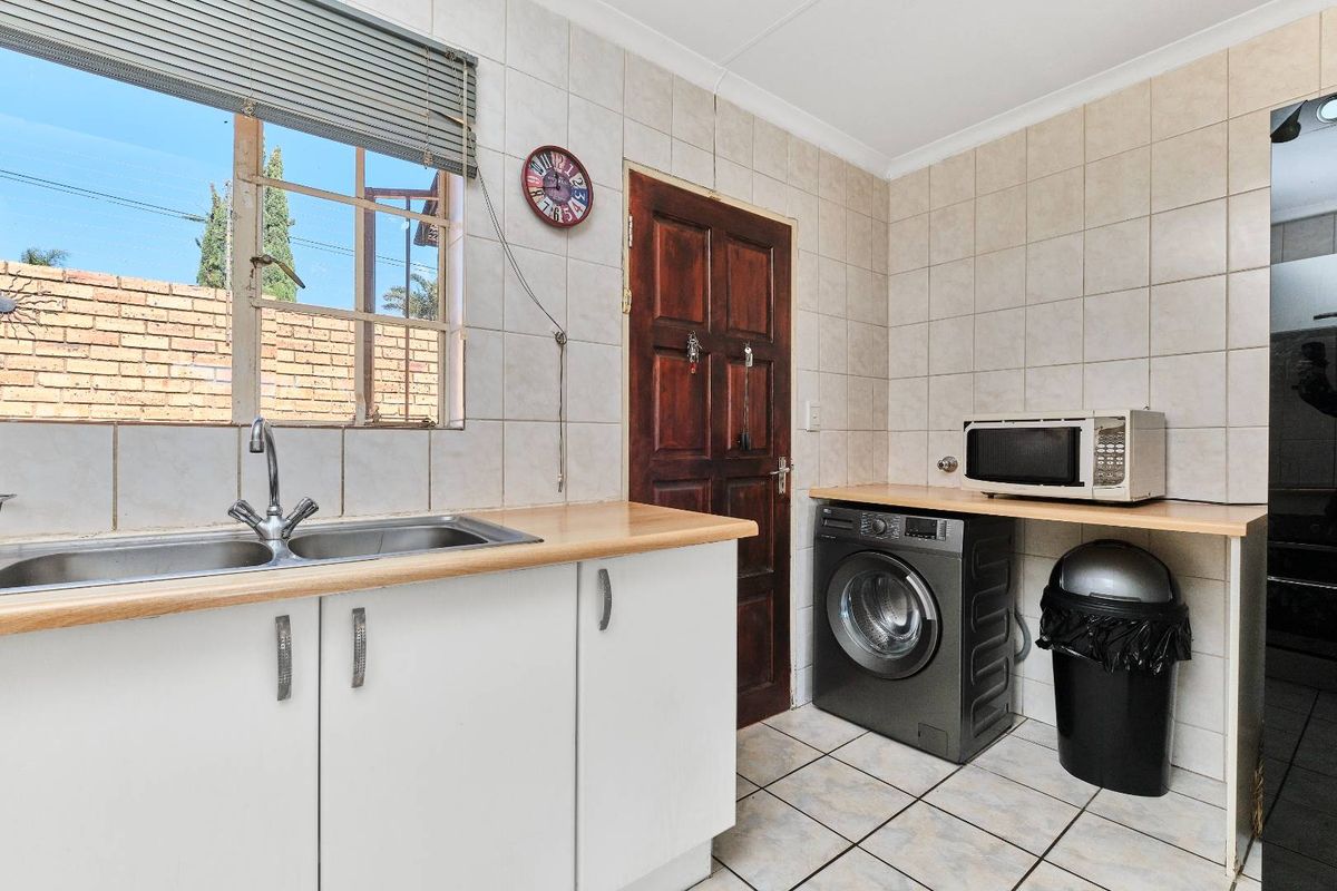 Secure, Pet-Friendly Townhouse with Wrap-Around Garden. - Photo 4