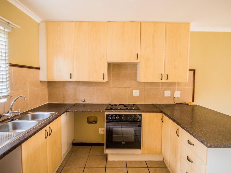 3 Bedroom Simplex with a Private Garden - Photo 4