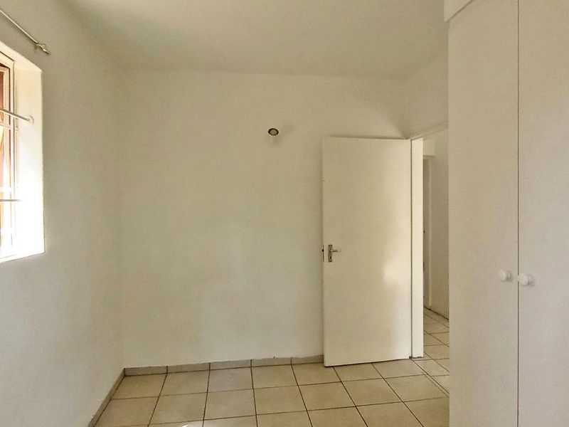 Charming Ground Floor Pet-Friendly Unit in Secure Complex - Photo 10