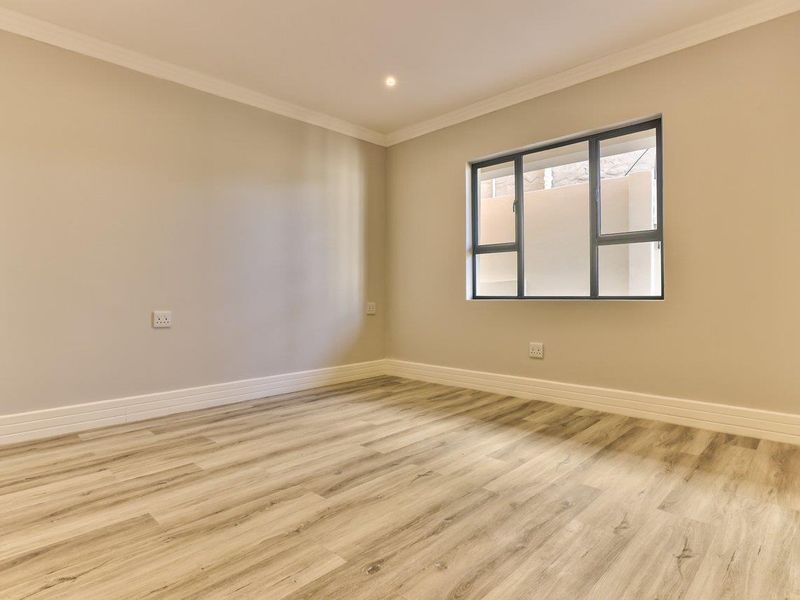 Recently renovated apartment ideal for a young professional or varsity student. - Photo 10