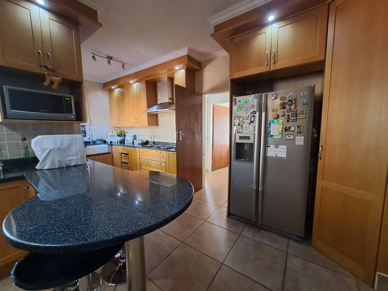FOR SALE | SPACIOUS FAMILY HOME WITH SWIMMING POOL IN A BEAUTIFULLY ESTABLISHED GARDEN - Photo 2
