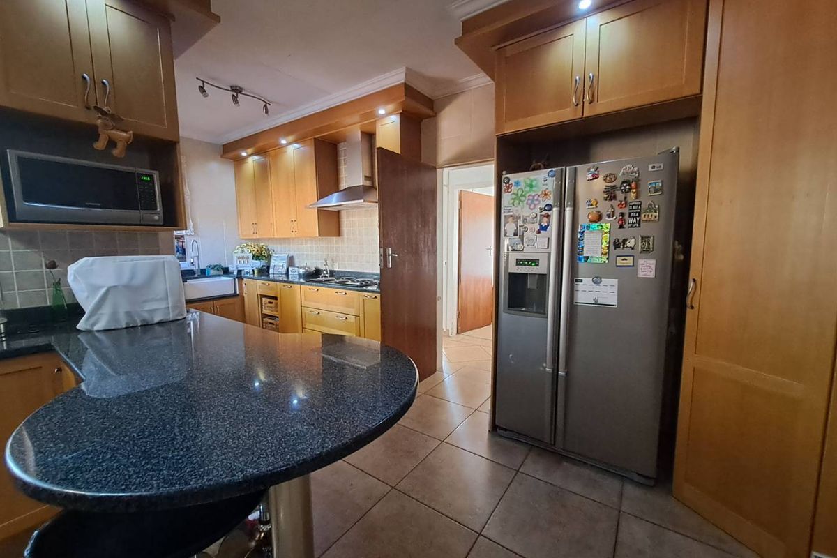 FOR SALE | SPACIOUS FAMILY HOME WITH SWIMMING POOL IN A BEAUTIFULLY ESTABLISHED GARDEN - Photo 2
