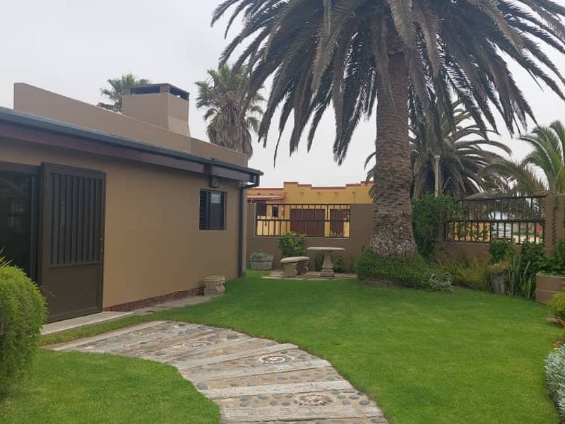 Stunning Corner Property with Dual Entrances - Ideal for Entertaining and Family Living - Photo 5