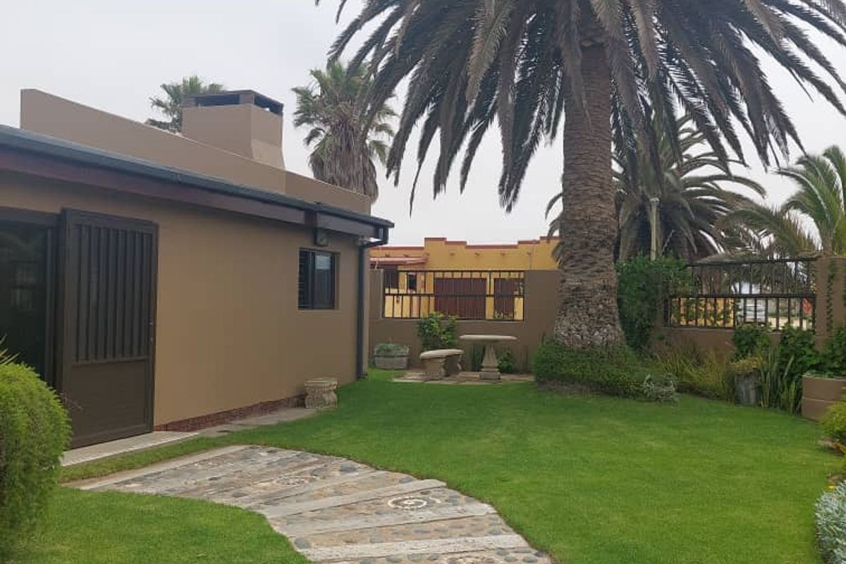 Stunning Corner Property with Dual Entrances - Ideal for Entertaining and Family Living - Photo 5