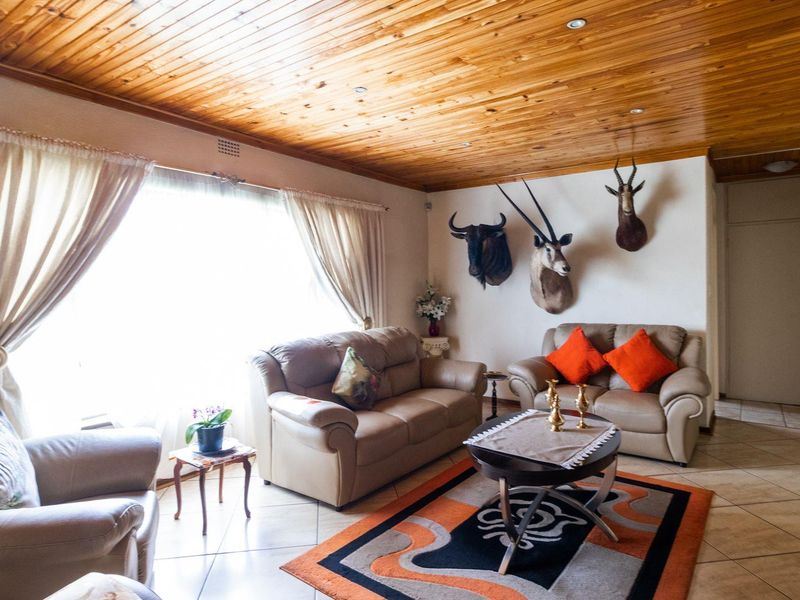 Charming 4-bedroom Facebrick home in a boomed neighbourhood - Photo 7