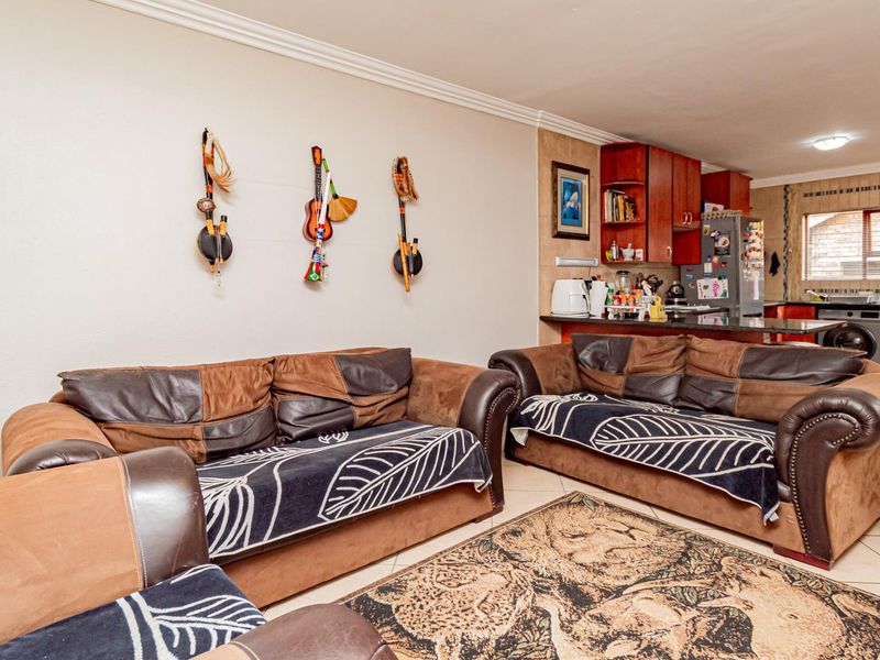 Lovely Simplex Townhouse for Sale - Photo 5