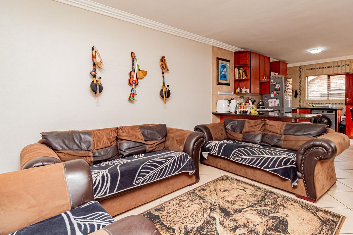 Lovely Simplex Townhouse for Sale - Photo 5