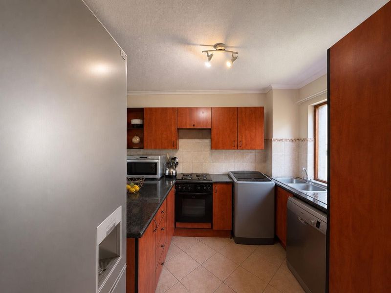 Modern 2-Bedroom Apartment with Dual En-Suite Bathrooms, Walk-In Closets, Private Balcony & Communal Pool - Photo 3