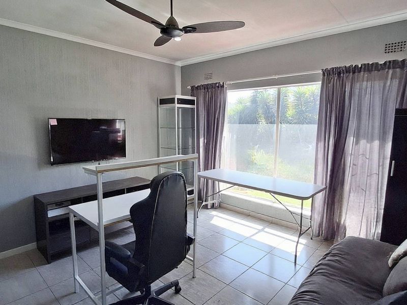 Large stand with Entertaininers Home - Photo 3