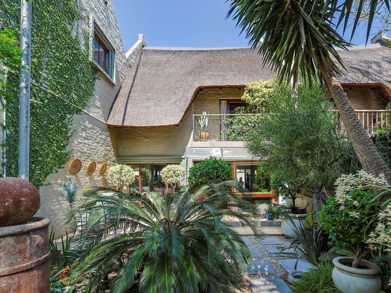 Stunning Townhouse For Sale - Photo 2