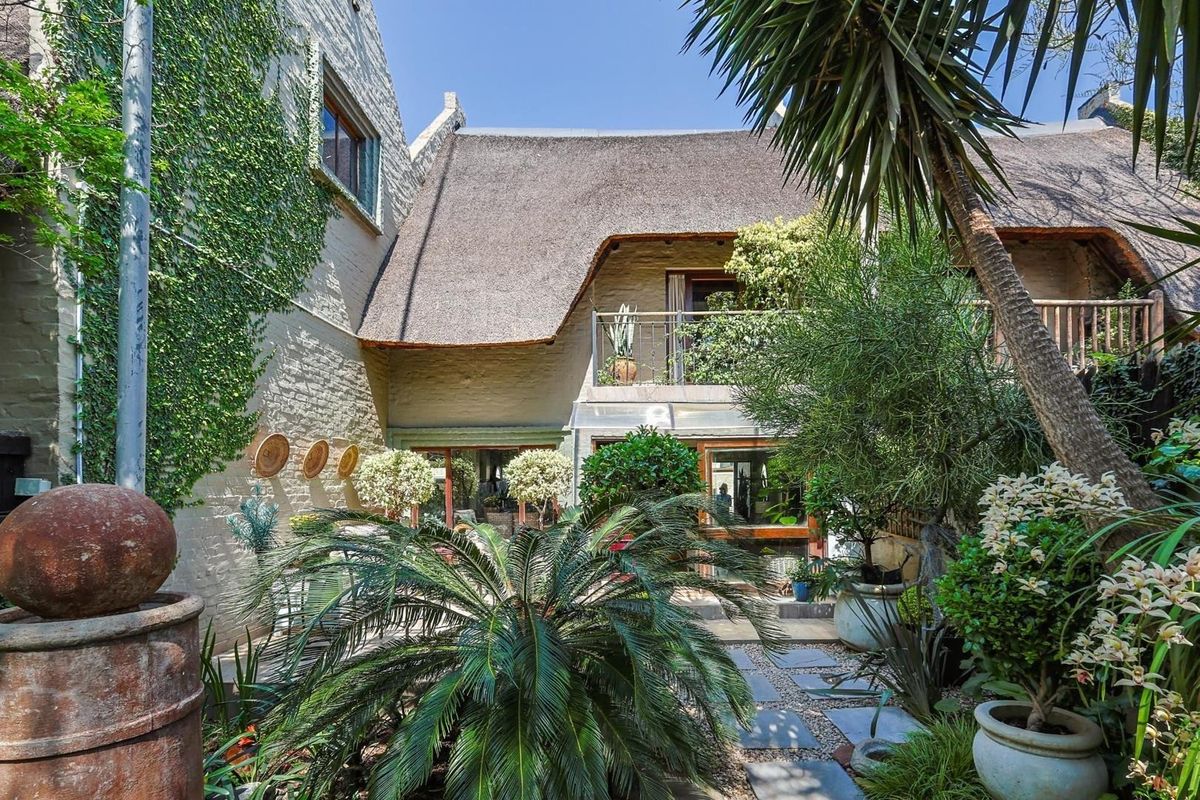 Stunning Townhouse For Sale - Photo 2
