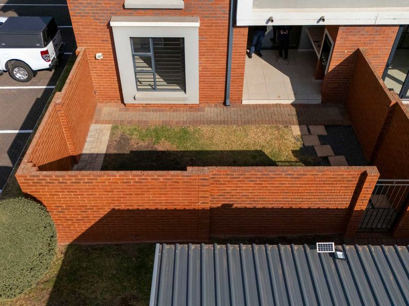 Charming Ground-Floor 3-Bedroom Unit with Private Garden in Irene - Photo 3