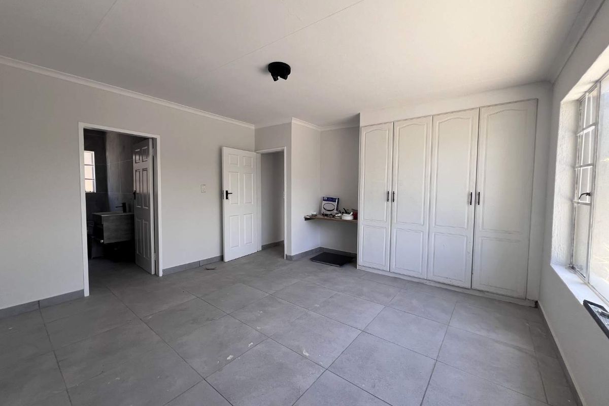 Fully Renovated Cluster Unit on Trinity School Doorstep - Photo 3