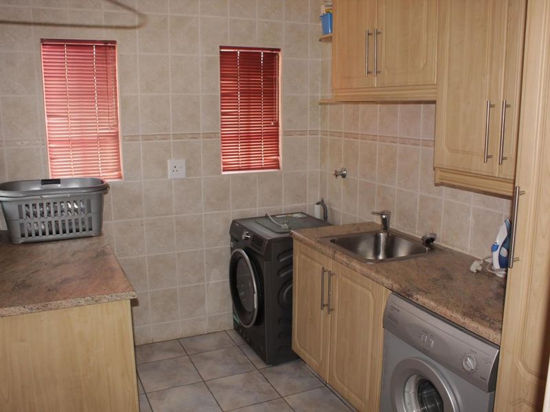 Large Property + 2 Flatlets! + SOLAR! - Photo 9