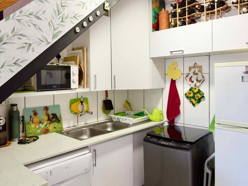 Pet Friendly First Floor Corner Unit. - Photo 7