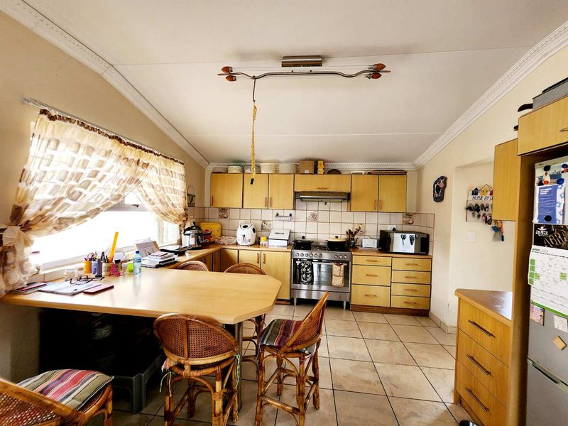 Corner property with 2 flats. - Photo 4