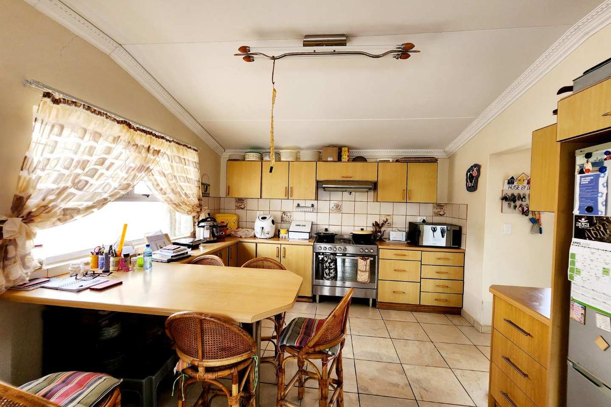 Corner property with 2 flats. - Photo 4