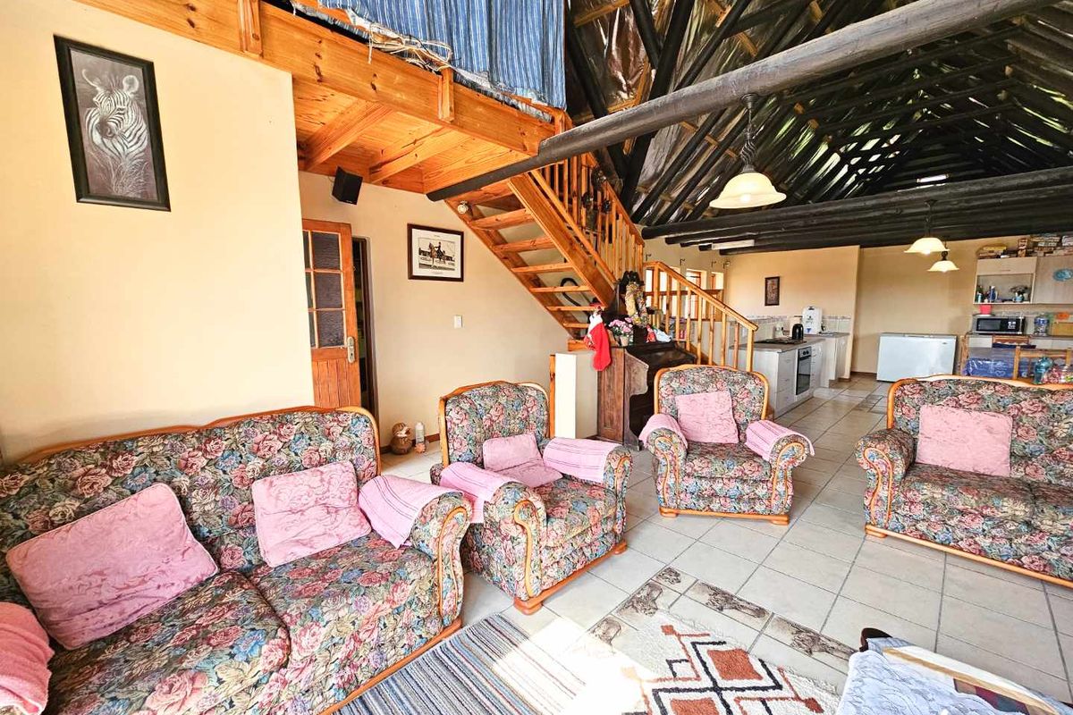 Five bedroom family home for sale in Stilbaai-Wes. - Photo 4