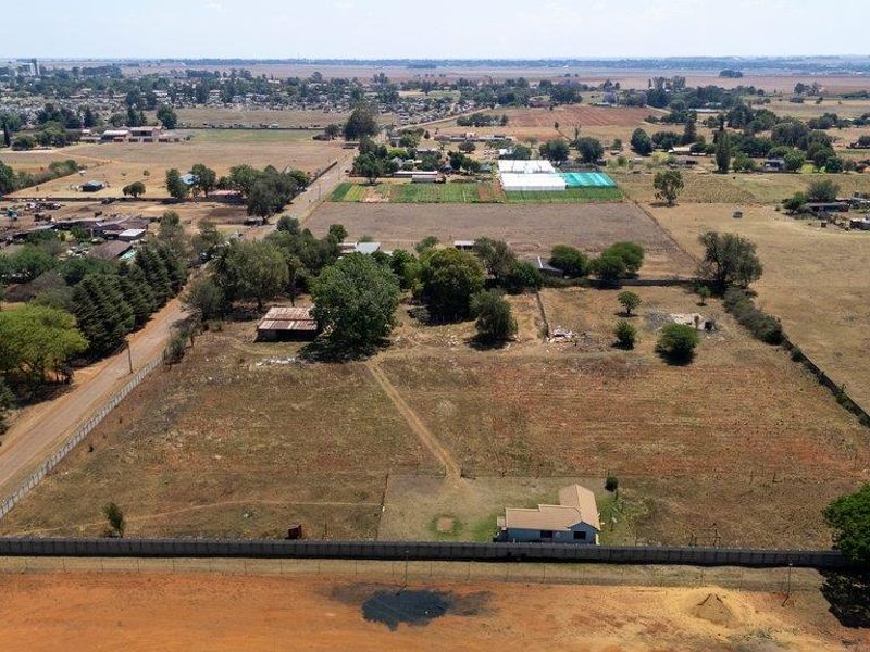 Prime 2-Hectare Property with Dual Residences, Outbuildings, and Commercial Potential - Photo 4