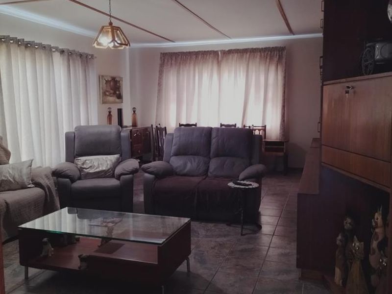 **A Spacious Family Home Perfect for Entertaining** - Photo 4