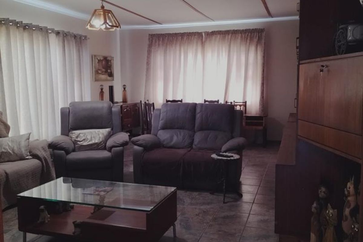 **A Spacious Family Home Perfect for Entertaining** - Photo 4