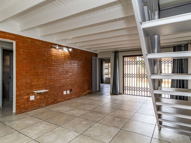 Beautifully Renovated Townhouse in Secure Blue Lakes Estate - Photo 3